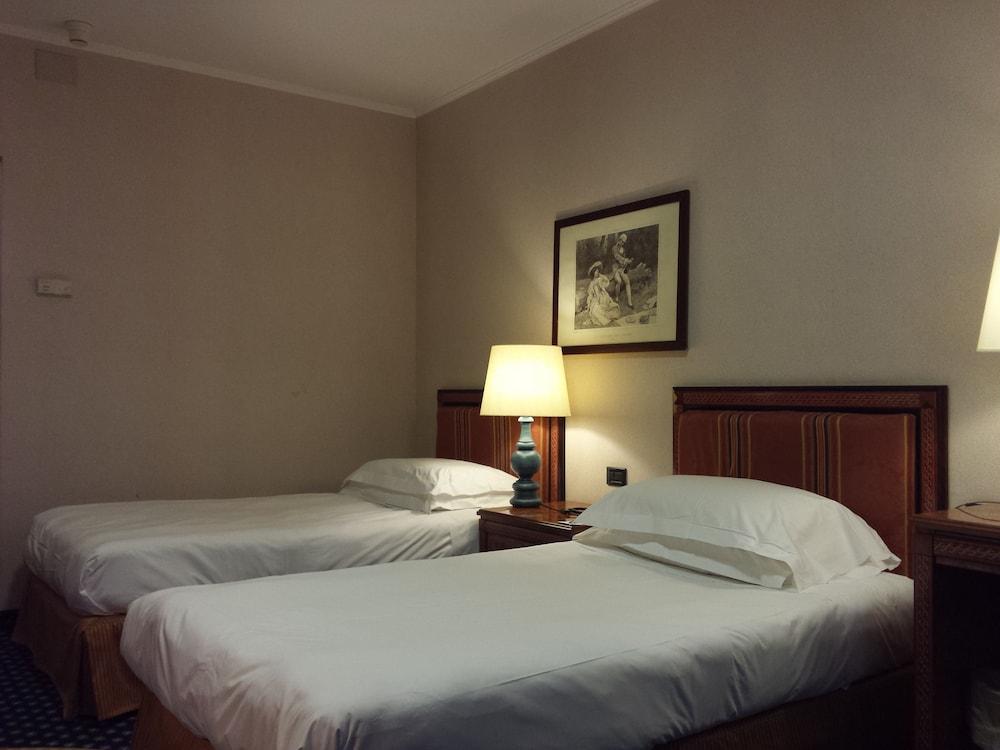 Tower Airport - Hotel&conference Center 4* Genua